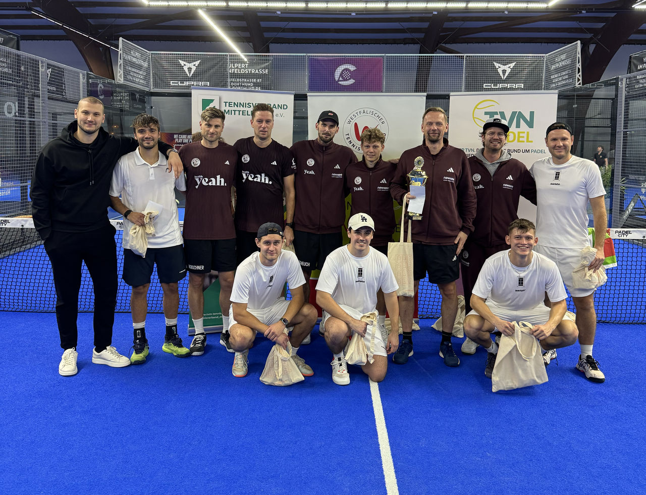 Die Finalisten des TC Iserlohn (in weiß) mit dem Dorstener TC. 